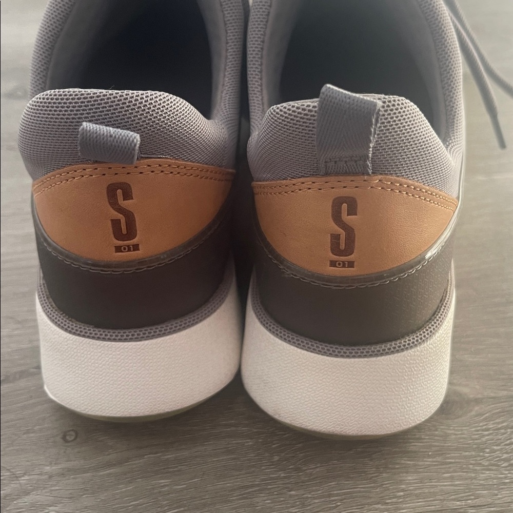 Clark’s Gray Sneakers with Brown Accents - Picture 4 of 5